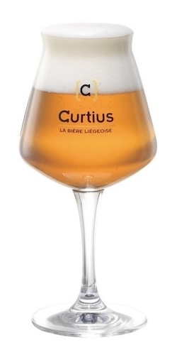 Een bedrukt Teku bierglas.